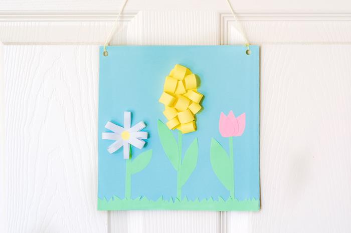 dekorativno pomladno slikanje v tulipanu, hijacinti in marjetici, papirnate rože na modrem ozadju, primarna ročna dejavnost