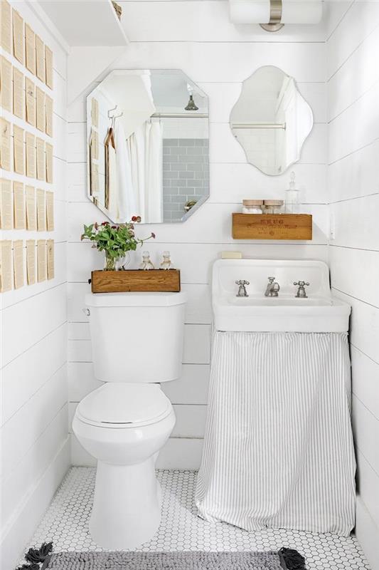 Ahşap saklama kutuları ile beyaz modern bir banyo için orijinal fikir, banyo fayansı fikri, farklı şekillerde aynalar