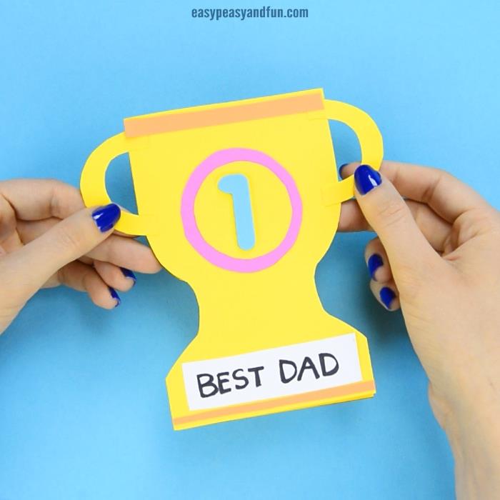 2 yaşında yapmak için babalar günü hediye paketleme elemanları ile süslenmiş sarı kağıttan en iyi baba kupası