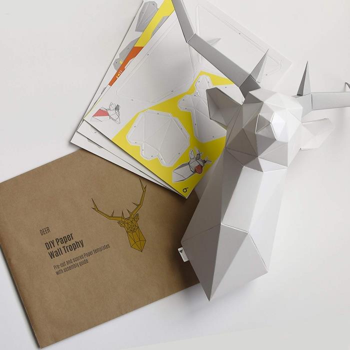 neįprasta kūrybingo žmogaus dovanos idėja, origami elnio galvos trofėjus su raštais ir sulankstymo instrukcijomis
