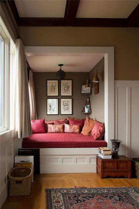 Raudona lova su vieta knygoms įdėti nedidelį erdvės išdėstymą, sukurkite gražią jūsų buto dekoraciją