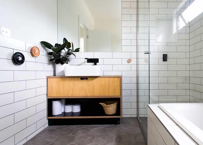 Toaletna enota v starinskem slogu in bela ploščica za stene, lesena kopalnica, ideja moderne bele kopalniške ploščice