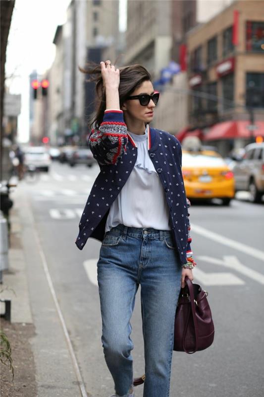 elegantne moderne ženske kavbojke in etno jakna z vzorcem svetlo modre srajce