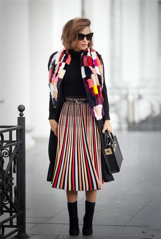 kaip apsirengti moteriškos spalvos, ilgo sijono modeliu su dryžuotu dizainu kartu su juodu megztiniu