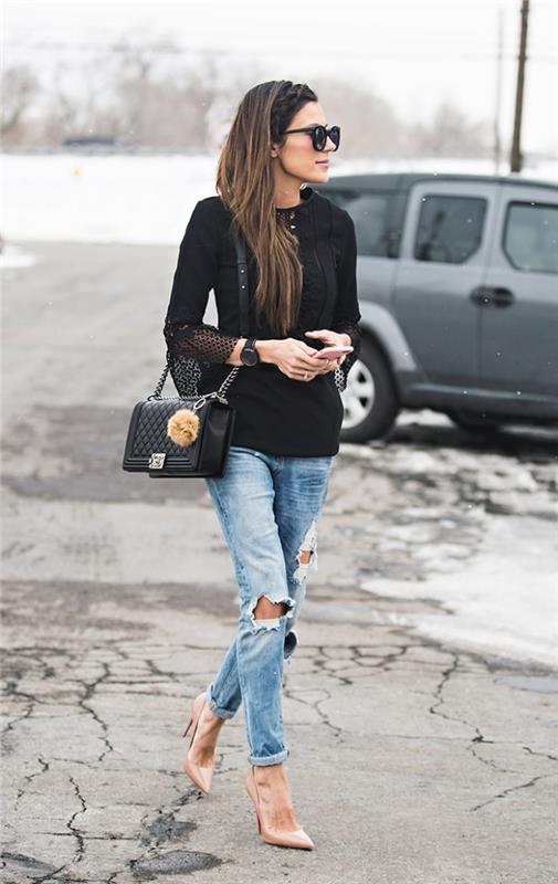 gerai apsirengusi moteris, stilinga išvaizda darbui su suplėšytais džinsais ir juodais elegantiškais marškinėliais