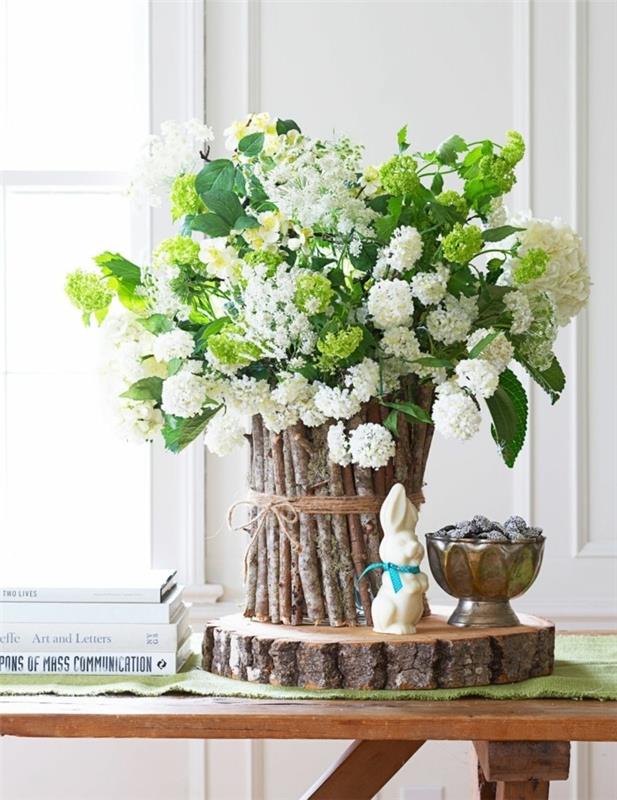labai gražus-velykinis-dekoravimas-kaimiško stiliaus-originalus-vazos-gėlės-zuikis