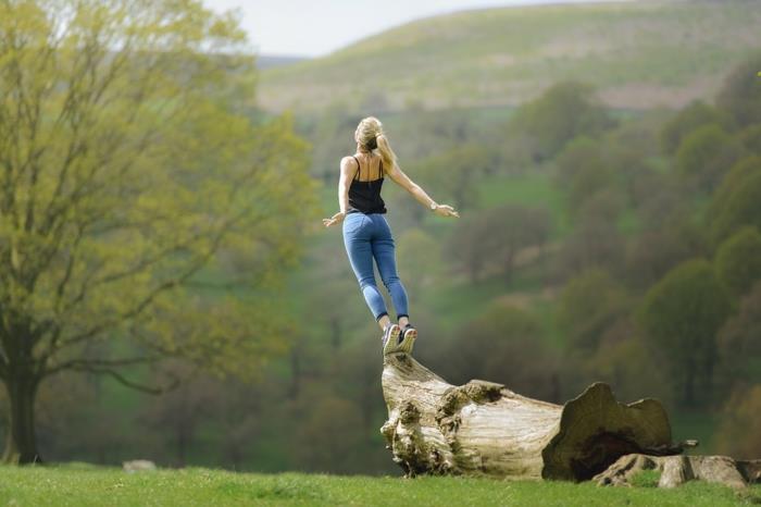 kaj storiti, ko mi je dolgčas, vodena meditacija, zelena narava, meditacija pozornosti, blondinka, naučiti se meditirati, črna majica, kako meditirati