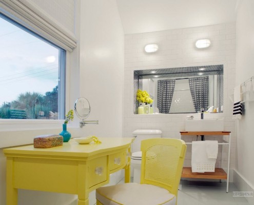 Toilette gialla sotto la finestra del bagno