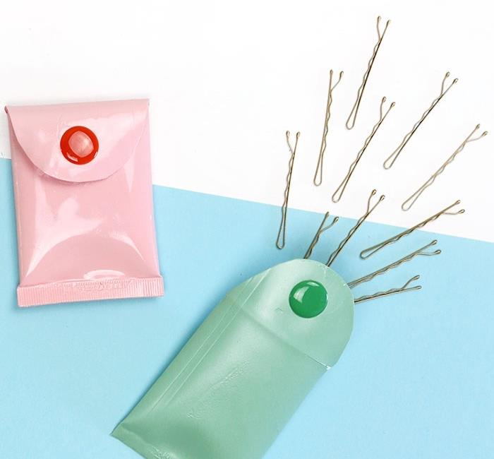 originalūs perdirbti maišeliai, kad jūsų plaukų segtukai išliktų elastingi, „pasidaryk pats“ plastikiniais vamzdeliais