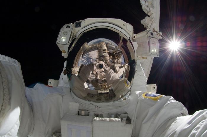 originalūs ekrano fonai kompiuteriui su astronauto asmenukė erdvėje, idėja kompiuterio tapetui kosmoso tema