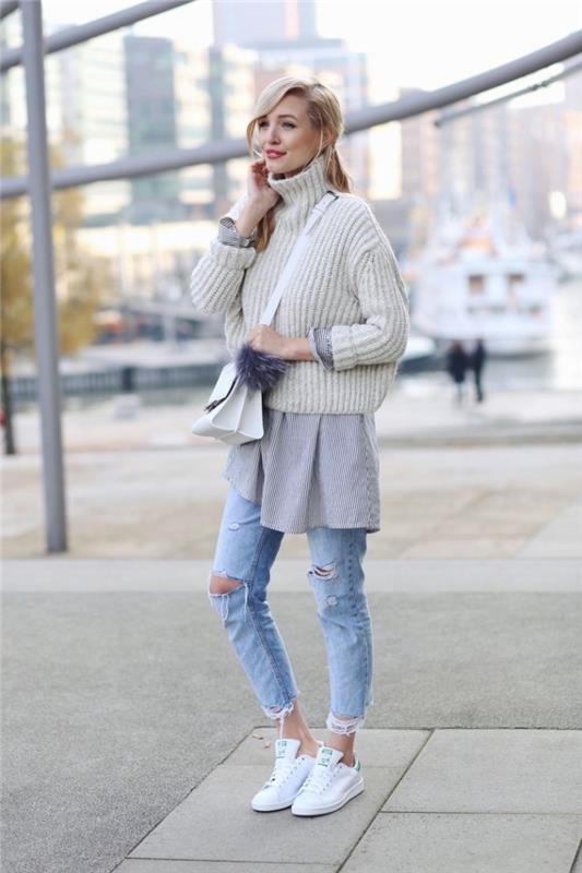įvaldykite drabužių sluoksniavimą žiemą, suplėšytus džinsus kartu su smėlio spalvos megztiniu ir ilga pilka palaidine