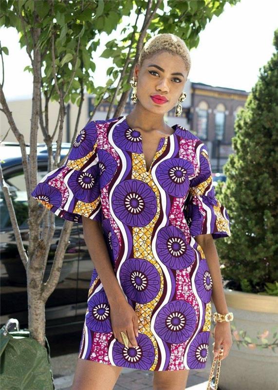 eleganten in ženstven videz v tuniški obleki z afriškimi grafičnimi vzorci, opremljenimi z nakitom iz masivnega zlata, modernimi in elegantnimi afriškimi oblačili