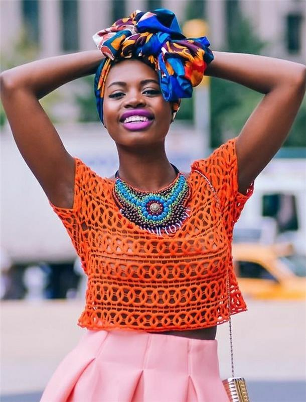 turban-ženska-v-afriških vzorcih-modro-oranžno-roza-krilo-majica-oranžno-ustnice-vijolična