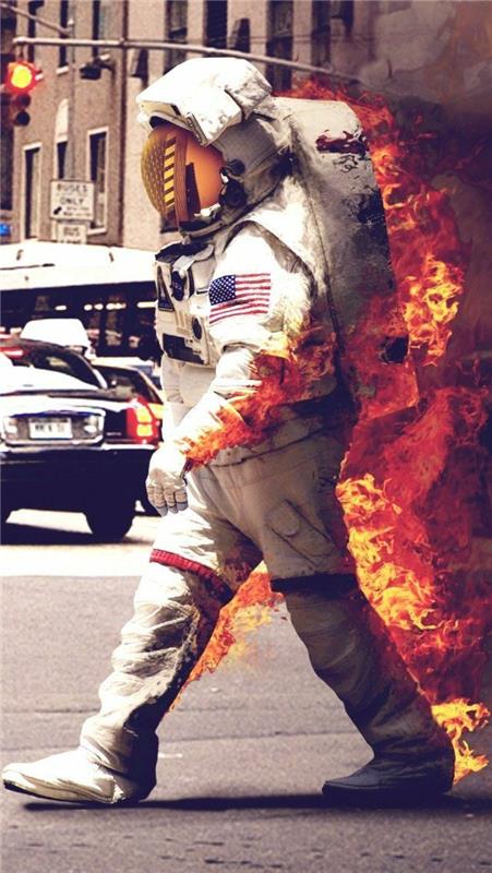 Uomo con kostüm di astronauta, fuoco içinde astronot kostümü, città con semaforo