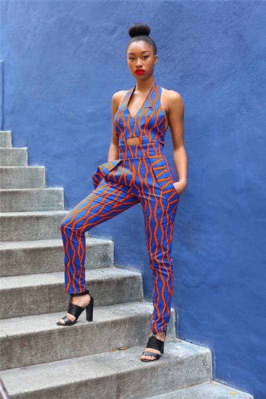 Ragazza africana modella, tuta con schiena kapsam, pantalone con di colore blu, damga forme geometrik