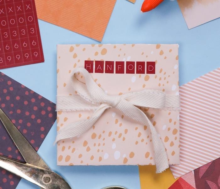 Kurdele ile bağlanmış kolay bir scrapbooking albümü nasıl yapılır öğretici, ucuz kişiselleştirilmiş hediye DIY örneği