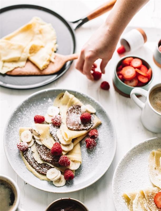 nutella ve meyve tepesi çilek, ahududu, muz, pudra şekeri ile yayılmış basit ve geleneksel tatlı krep tarifi