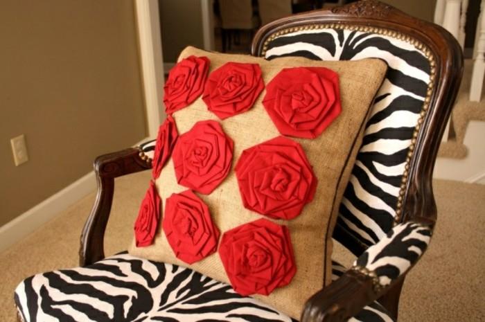 tuto-blazina-dekoracija-v-rdečih-vrtnicah-stol-v-lesu in-tkanini-zebra