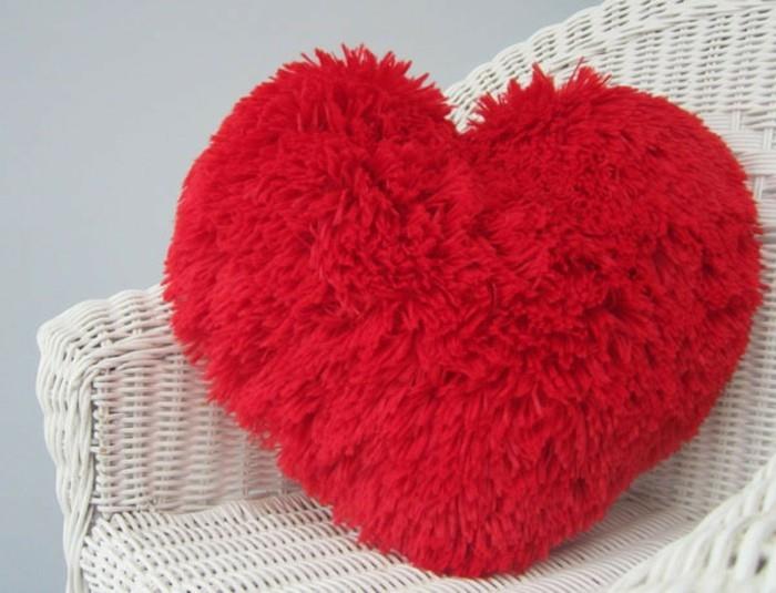 rdeče-v obliki srca-blazina-tutorial-slamnati stol