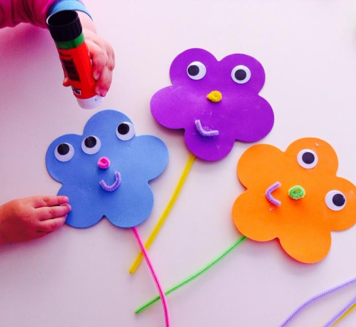 Lavoretti creativi bambini con foglietti di carta colorata e colla stick başına