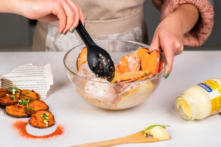 Patates cipsi al forno, ciotola con patate dolci, barattolo di maionese