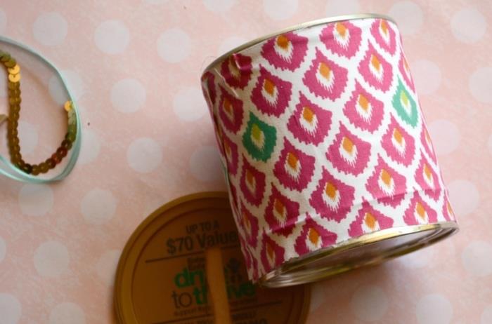 DIY projekt s pločevinko po meri s tkanino z večbarvnimi vzorci, kako sami narediti originalno kasico