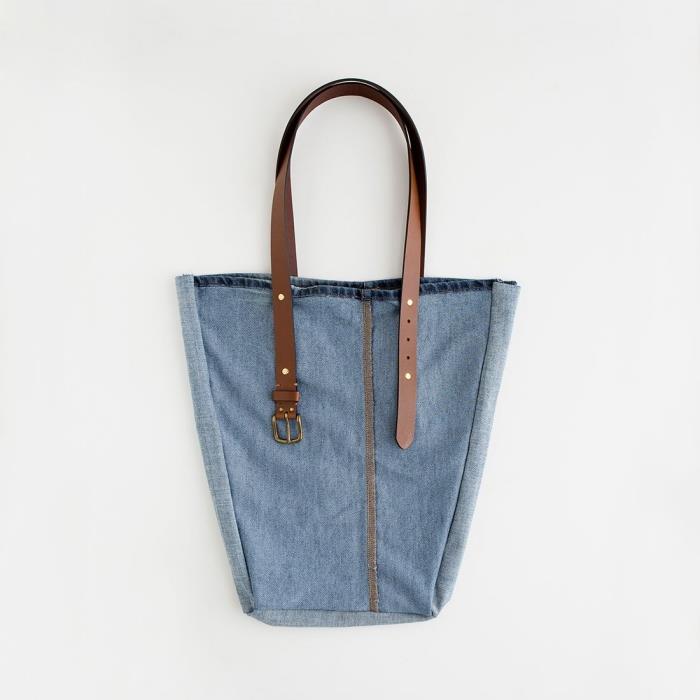 bir çift eskimiş kot pantolon ve iki kemer ile kendinize yapabileceğiniz bir plaj çantası örneği, kolay ve orijinal kendin yap kumaş çanta
