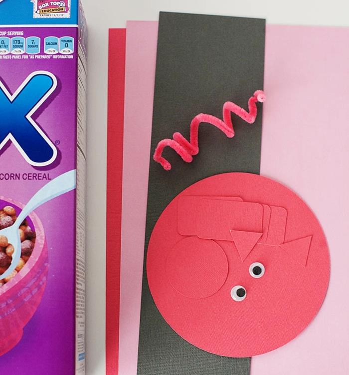 vadnica za izdelavo izvirne kasice v škatli za žita, potrebnih materialov, papirnatega prašiča, podrobnosti o obrazu in krhkih oči