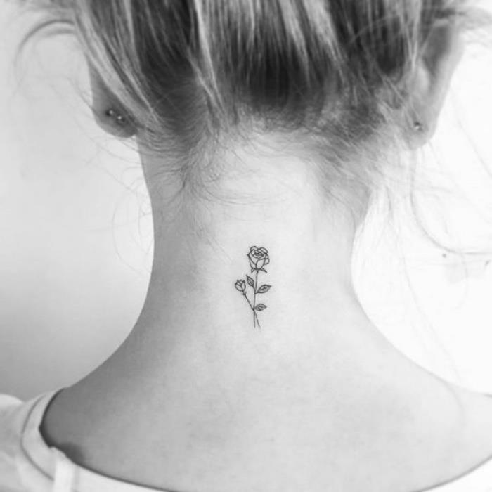 dviejų rožių nugaros tatuiruotė, moteris šviesiais plaukais, netvarkingoje bandelėje mažos derančios tatuiruotės