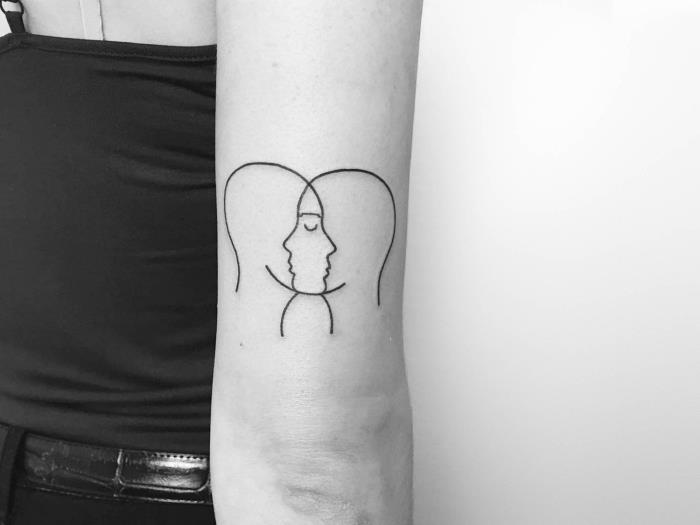 dve silhueti, prepleteni, tetovaža na hrbtu, majhne tetovaže na bokih, črno -bela fotografija