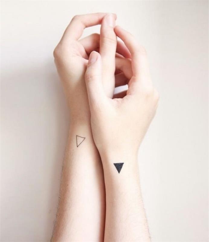 baltos ir juodos trikampio riešo tatuiruotės, ant abiejų rankų, geriausios mažos tatuiruotės vyrams, rankos prieš baltą foną