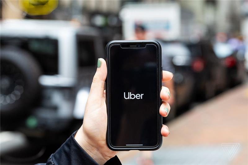 fotografija pametnega telefona z aplikacijo Uber Black, ki zdaj ponuja naročanje tihega voznika