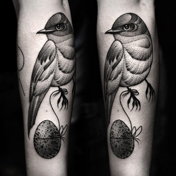 Uccello con uovo legato con filo, tattoo with sfumature and puntini