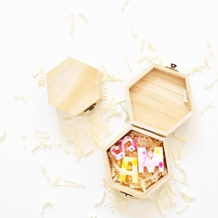 medinė dėžutė, pripildyta mažų raidžių formos muilų, dovanų idėja jos geriausiam draugui pasigaminti patiems
