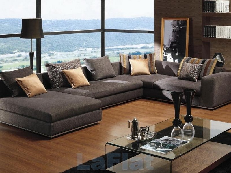 Diseño de sala de estar con muebles tapizados.