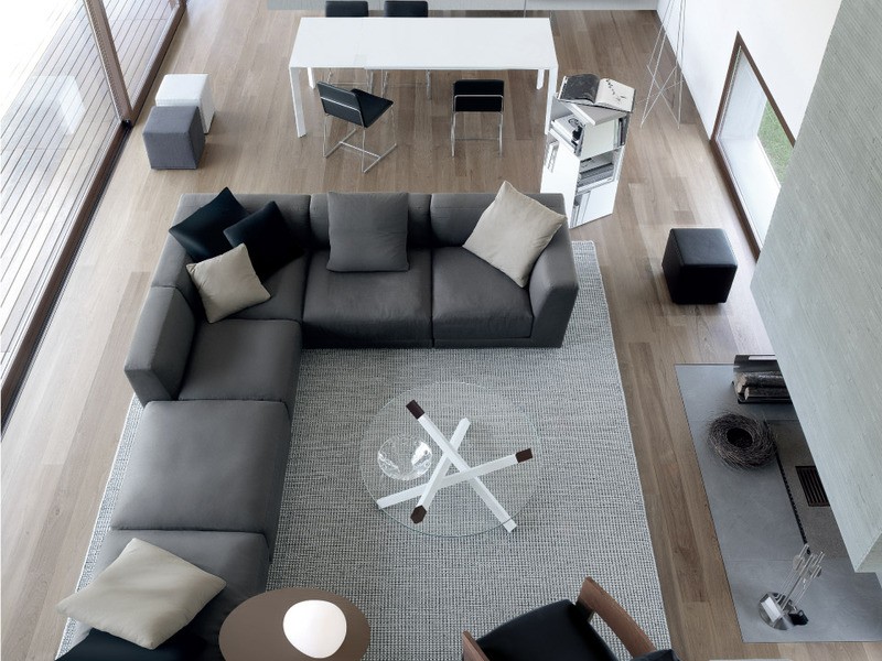 Kampinė sofa svetainei interjere