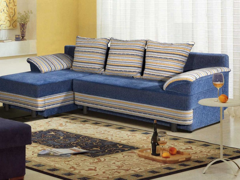 Mėlyna sofa svetainėje