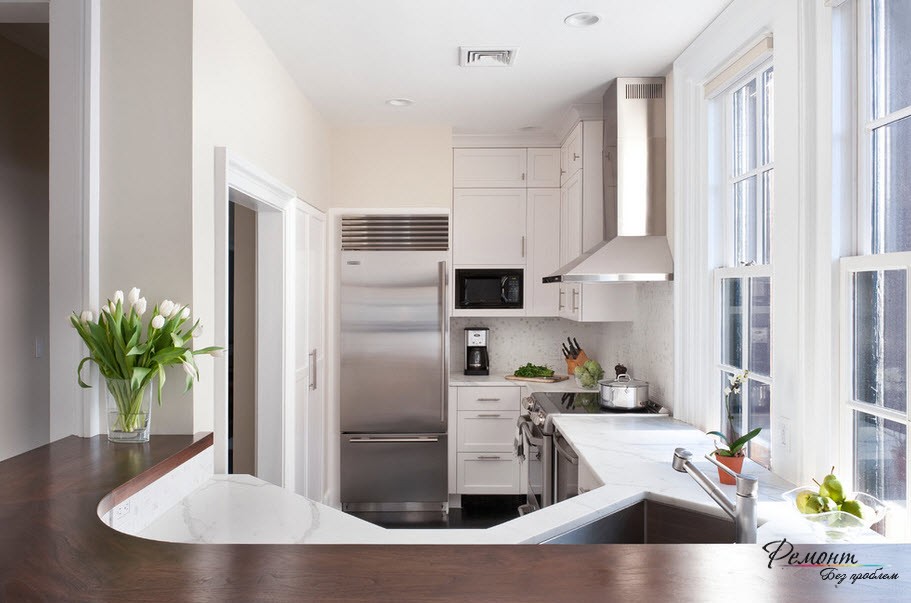 En una cocina pequeña, un fregadero de esquina ahorra espacio de manera significativa.
