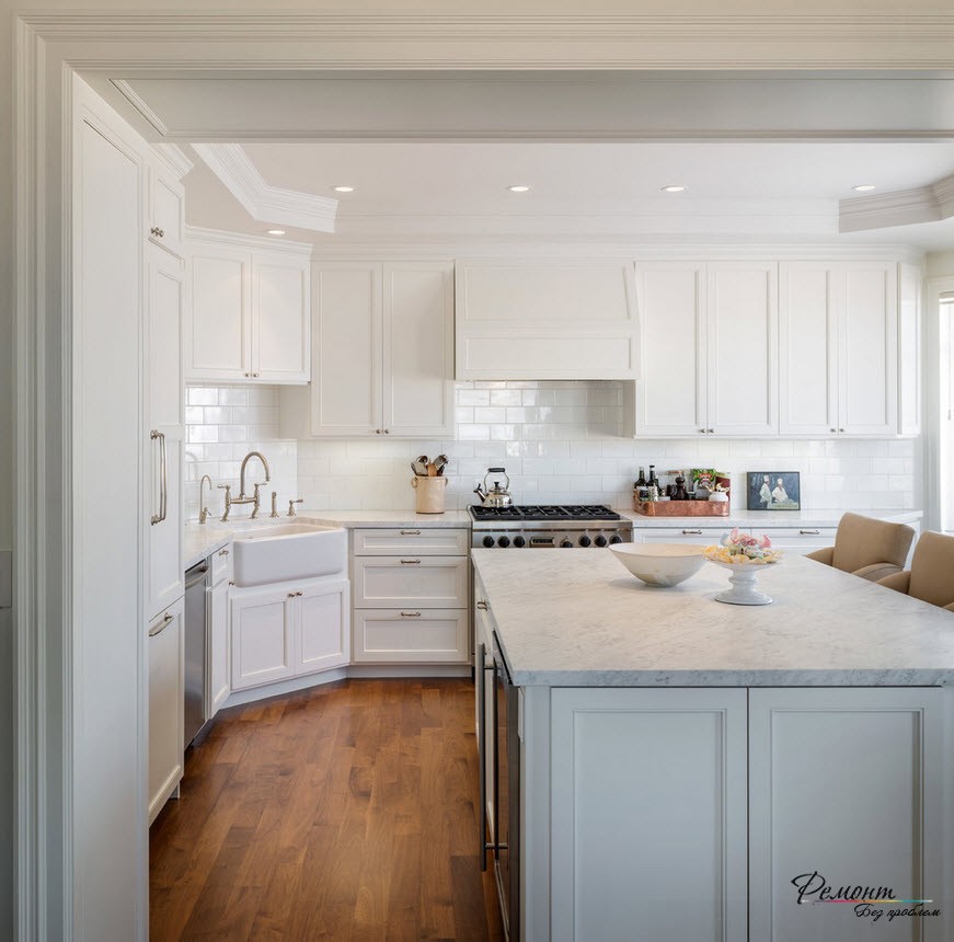 Interior de cocina de lujo con fregadero de esquina de cerámica