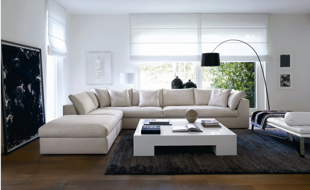 Didžiulė balta sofa