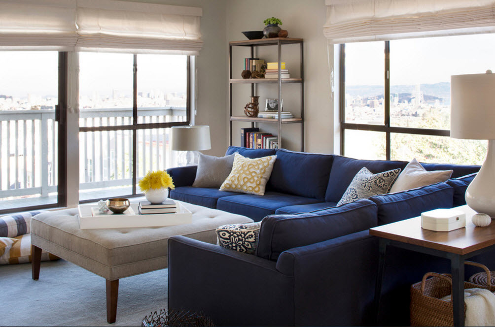 Sofá con tapizado azul marino