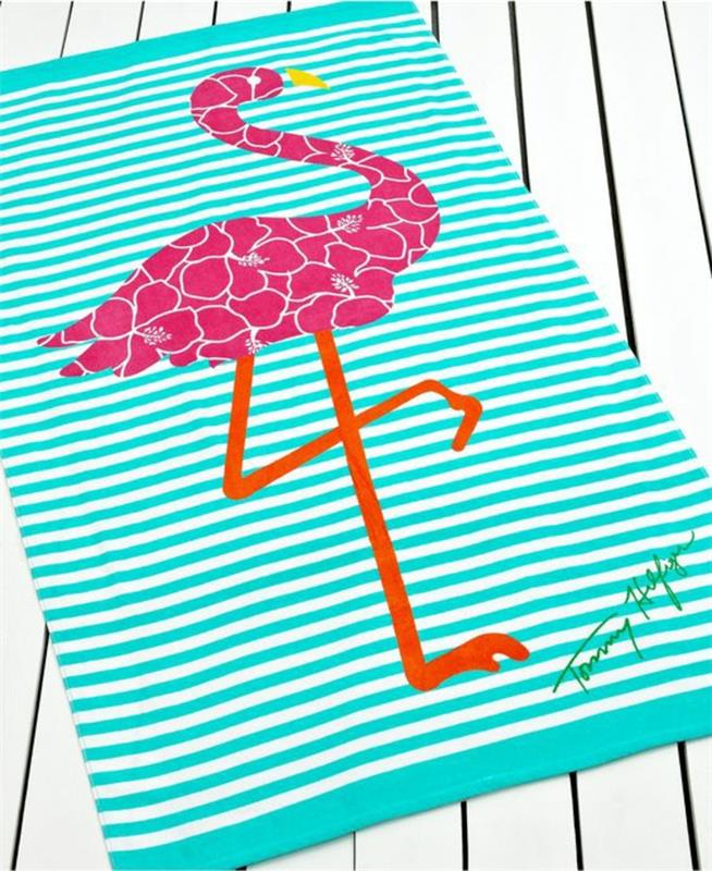 originalni okrasni predmet, brisača za plažo v turkizno modri barvi z belimi vodoravnimi črtami, s podpisom Tommy Hilfiger spodaj desno