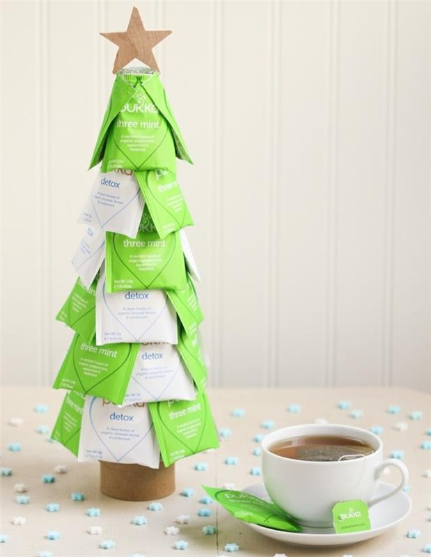 a-dekorativno-božično drevo-z-božično-darilnimi vrečkami-za-izdelavo-očarljiva-ideja