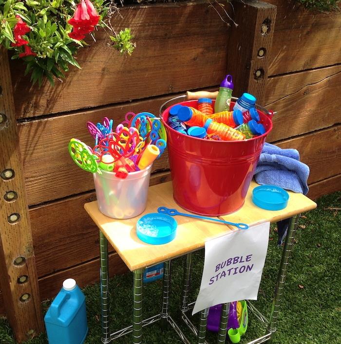 sabun köpüğü yapmak için çeşitli araçlara sahip bir bar, bir evin bahçesinde doğum günü 5 yıllık orijinal açık hava oyunu