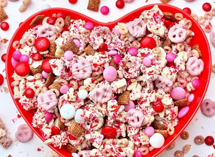 skleda v obliki srca, polna sladkarij in sladkarij za valentinovo