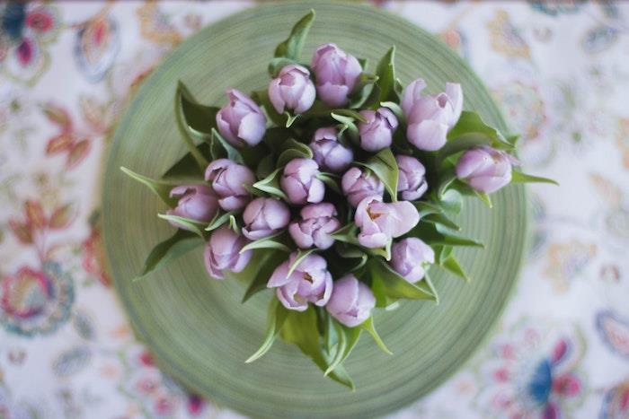 Violetinė tulpių nuotrauka iš viršaus, stalas su gražia linine staltiese, gražus vaizdas, sakantis „Happy Easter, Happy Easter“ atvirukas
