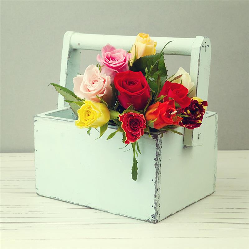 primer okrasnega osrednjega dela, shabby chic, lesena košara, prebarvana z modro pasto, šopek vrtnic različnih barv, dekor country chic