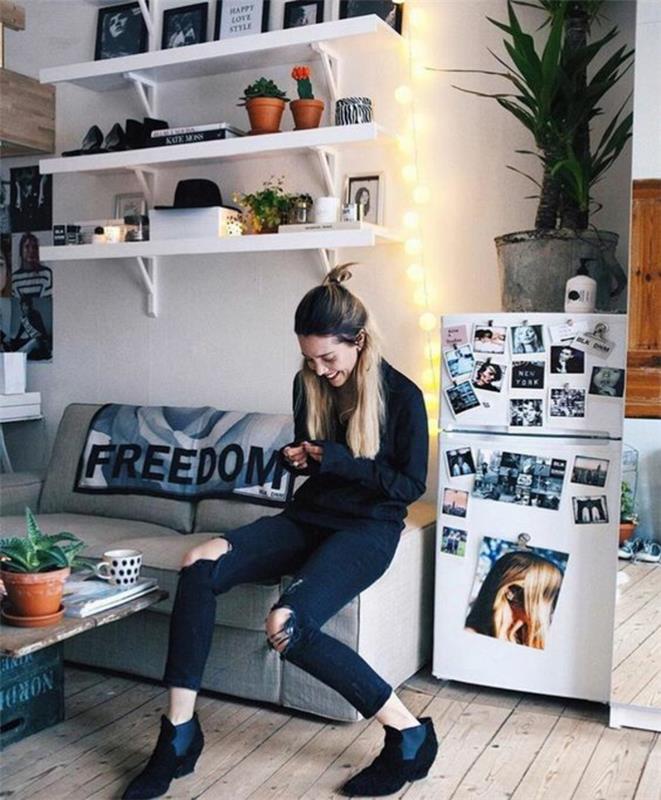 maža šviesiai pilka sofa, baltos lentynos, 20m2 studijos išdėstymas, šviesiai smėlio spalvos parketas, padėklų žurnalinis staliukas