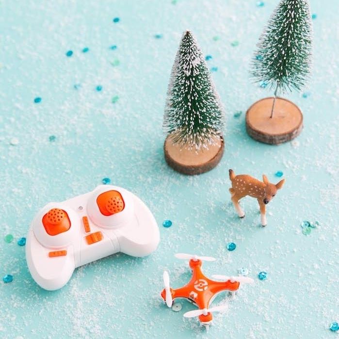 miniaturni dron v oranžni in beli barvi, majhne božične jelke in srne, božično darilo najstnika