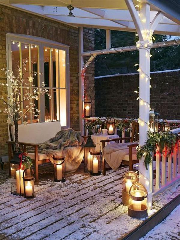 kavanozlarda ve ışıklarda mumlarla rahat bir Noel köşesi yaratmak için evin önünde bir boşluk